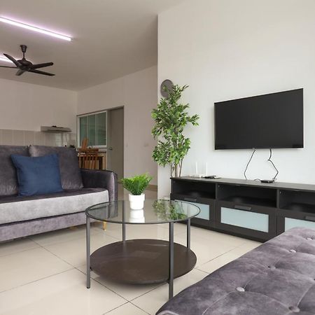 Cozy 3-Bedroom Condo With Pool - Seri Kembangan Exterior foto