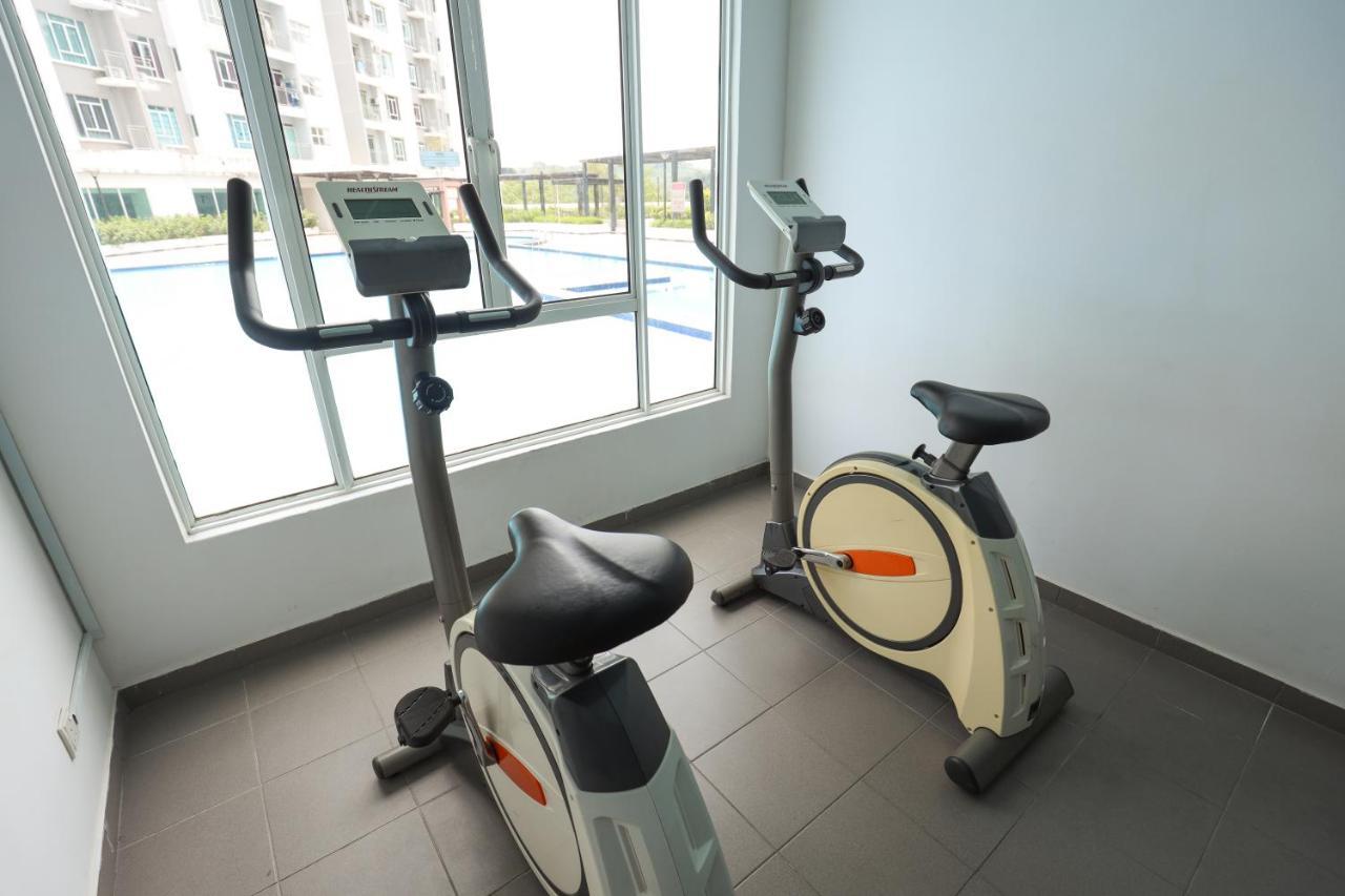 Cozy 3-Bedroom Condo With Pool - Seri Kembangan Exterior foto
