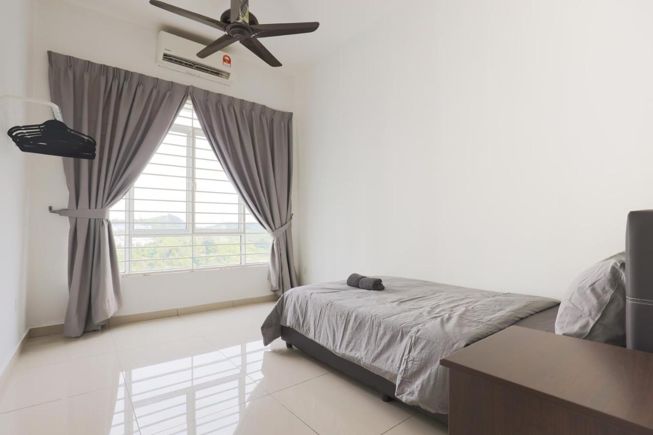 Cozy 3-Bedroom Condo With Pool - Seri Kembangan Exterior foto