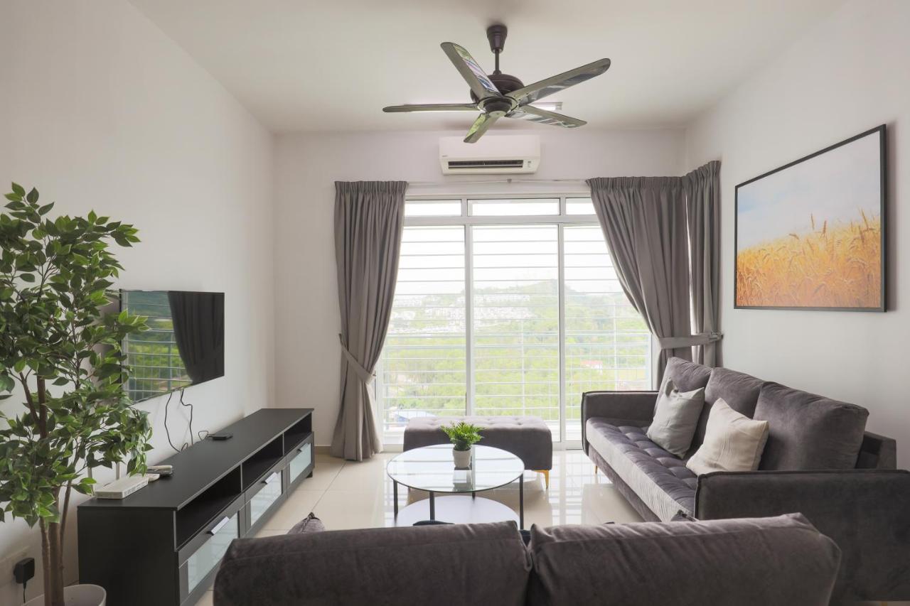 Cozy 3-Bedroom Condo With Pool - Seri Kembangan Exterior foto
