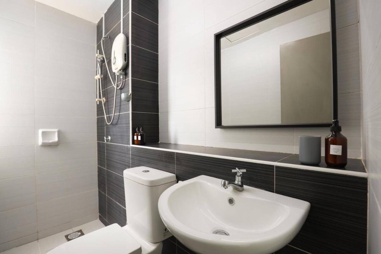 Cozy 3-Bedroom Condo With Pool - Seri Kembangan Exterior foto