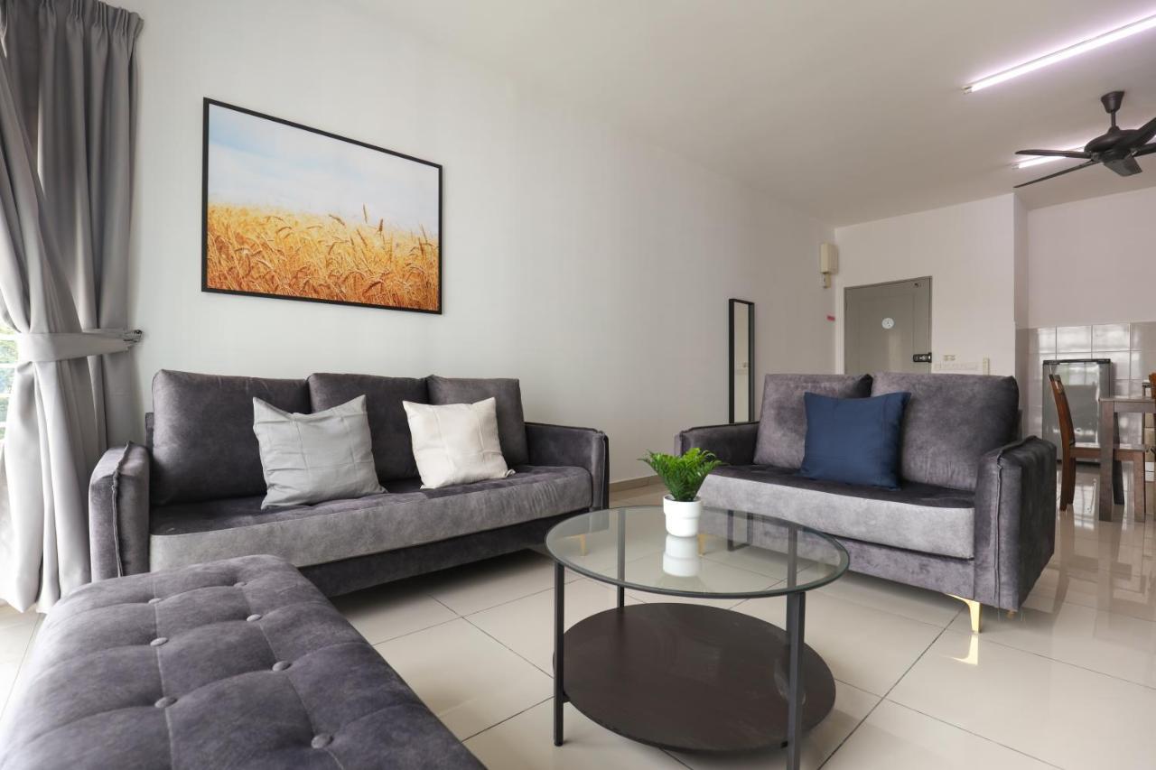 Cozy 3-Bedroom Condo With Pool - Seri Kembangan Exterior foto