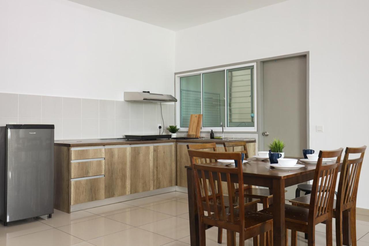 Cozy 3-Bedroom Condo With Pool - Seri Kembangan Exterior foto