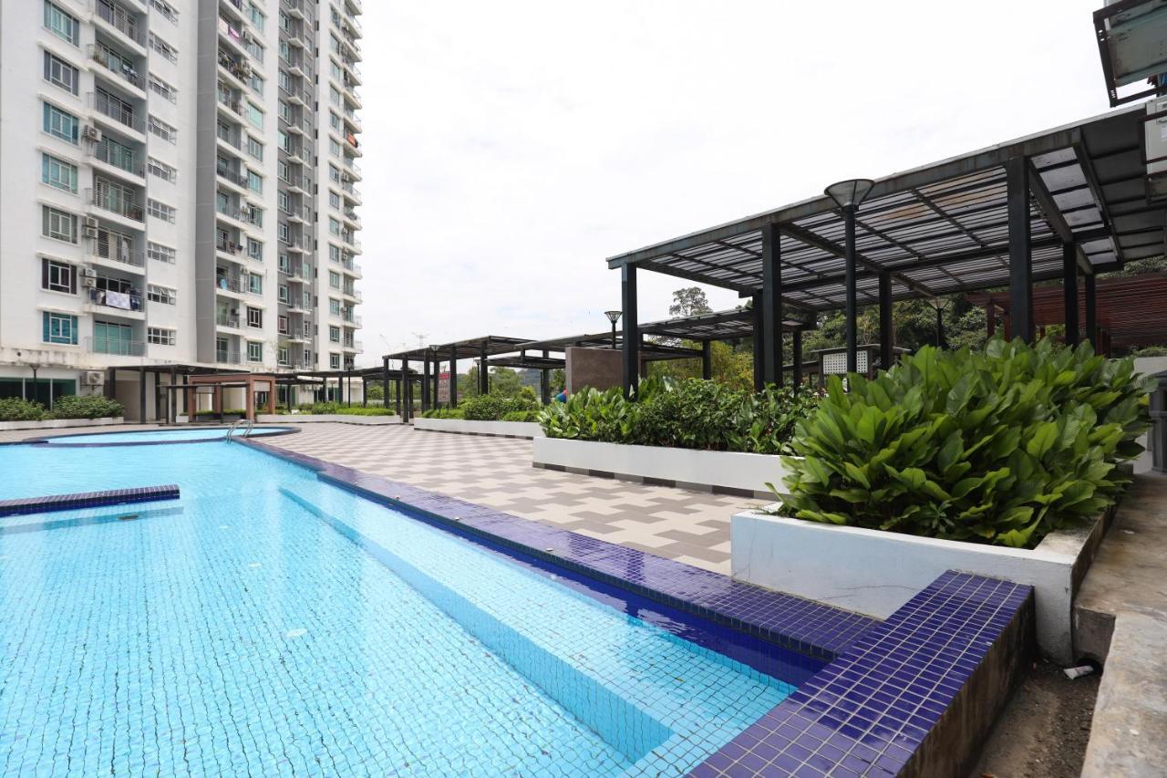 Cozy 3-Bedroom Condo With Pool - Seri Kembangan Exterior foto