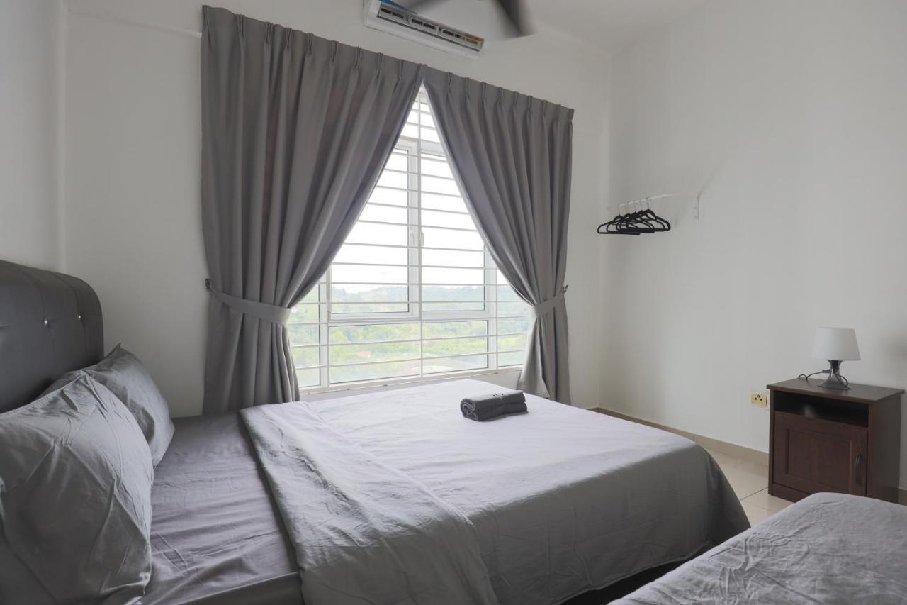 Cozy 3-Bedroom Condo With Pool - Seri Kembangan Exterior foto