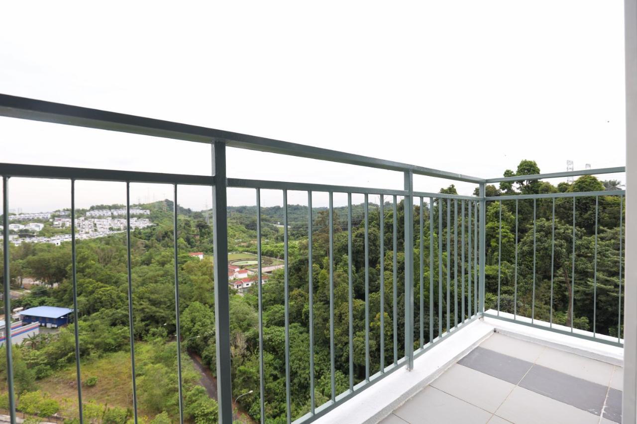 Cozy 3-Bedroom Condo With Pool - Seri Kembangan Exterior foto