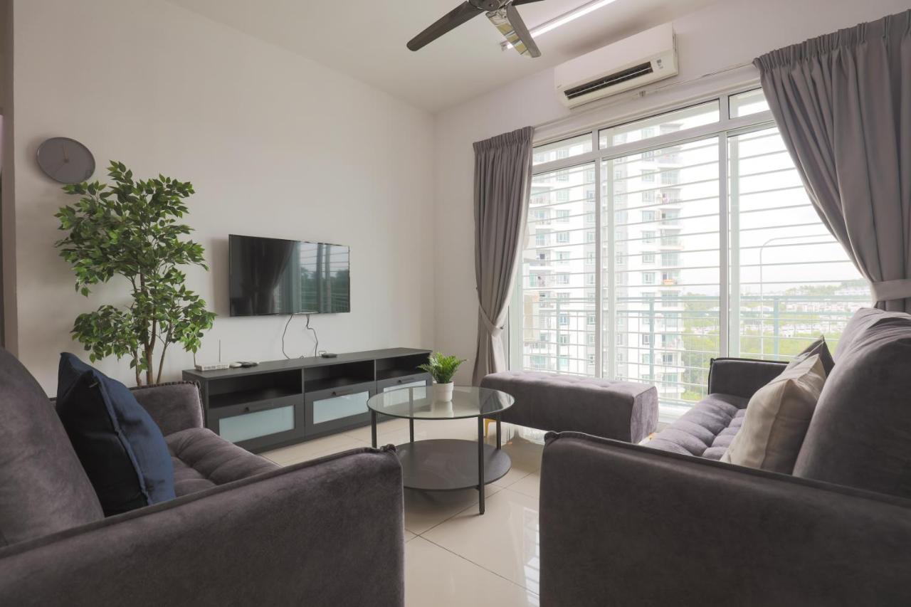Cozy 3-Bedroom Condo With Pool - Seri Kembangan Exterior foto